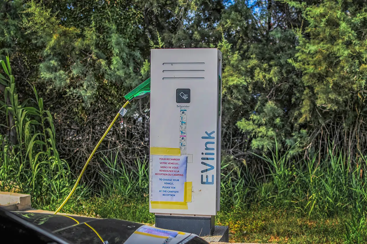 borne de recharge payante camping les castors