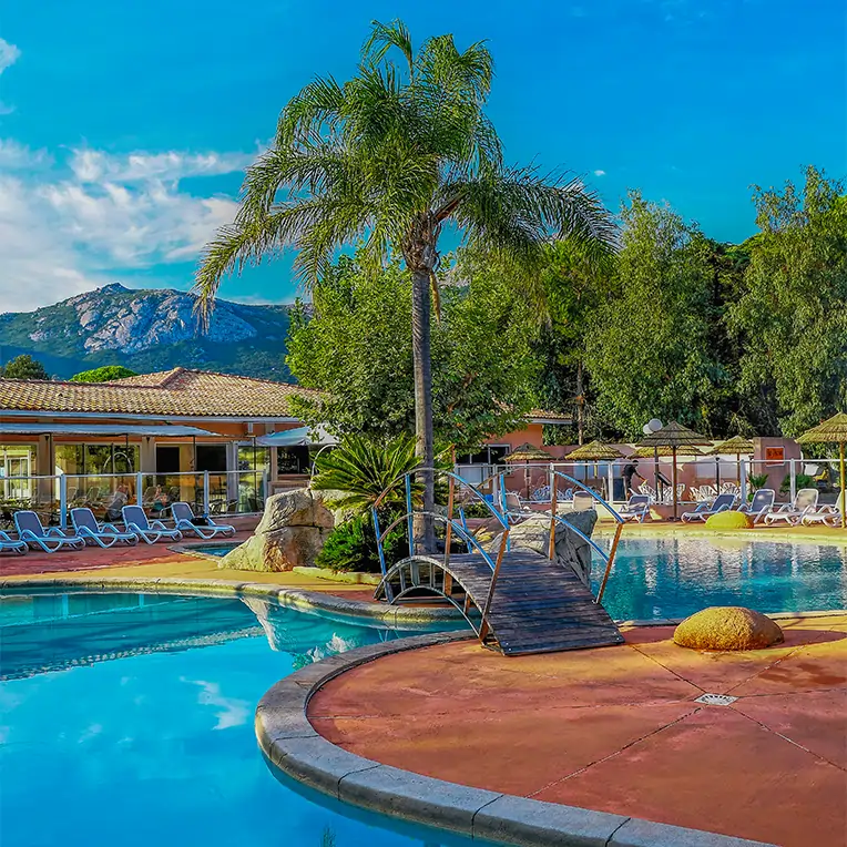 pause rafraichissante au bord de la piscine camping les castors